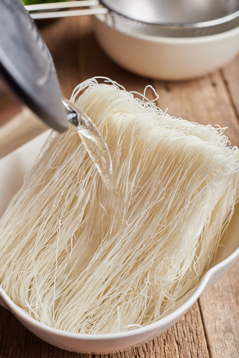 Cover rice vermicelli noodle with boiling kettle water.