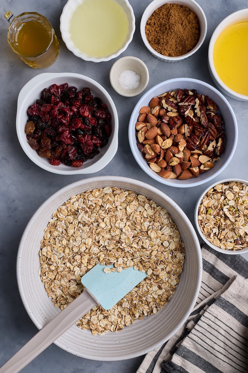 Mix rolled oats and measure nuts and dried fruit.