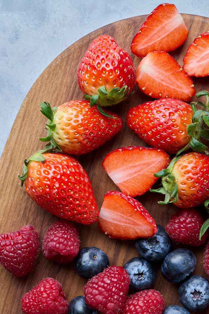 Prepare berries for smoothies.